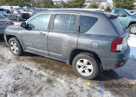 2016 Jeep Compass Latitude z USA, uszkodzony, nr VIN 1C4NJCEA0GD676490